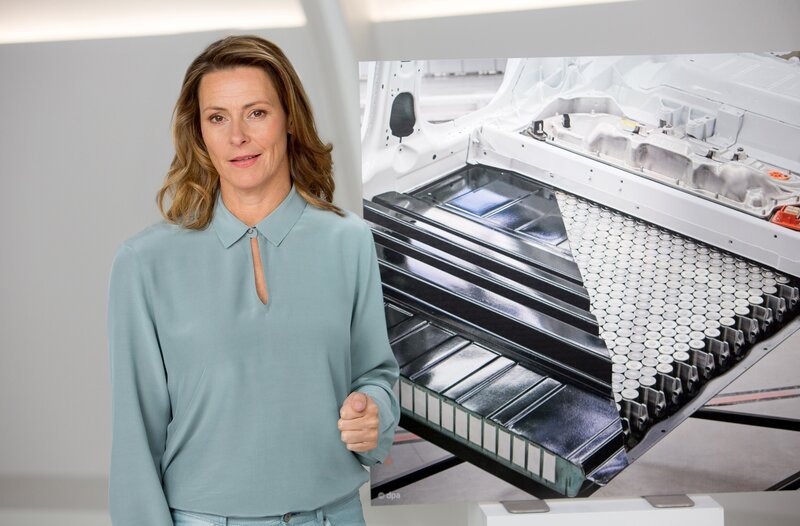 In der Welt der Quantenphysik gelten Regeln, die dem gesunden Menschenverstand widersprechen. Forscher versuchen nun Mechanismen aus der Quantenwelt für die Entwicklung eines Akkus zu benutzen. Welche Eigenschaften ein solcher Akku haben könnte und wie er dabei helfen soll seltene Erden einzusparen, erklärt Anja Reschke in „Wissen vor acht – Zukunft“. – Bild: ARD/​Michael Boehme