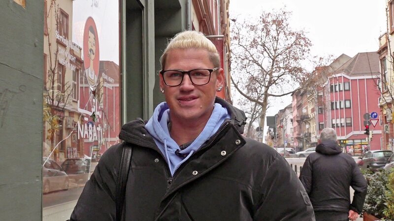 Andy hat wegen Kopfschmerzen den Arzt aufgesucht und einen Vitaminmangel festgestellt. Nun besorgt und bezahlt er eigenständig Spritzen, die ihm helfen – Bild: RTLZWEI