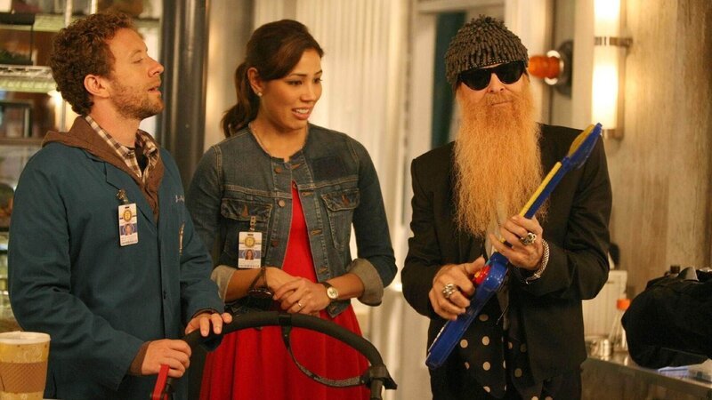Die frischgebackenen Eltern Hodgins (T.J. Thyne, l.) und Angela (Michaela Conlin) überstehen die Arbeitszeit zur Zeit nur mit einer ordentlichen Portion Koffein. Zu allem Übel kommt auch noch Opa Billy F. Gibbons (spielt sich selbst) die beiden besuchen … – Bild: RTL /​ FOX