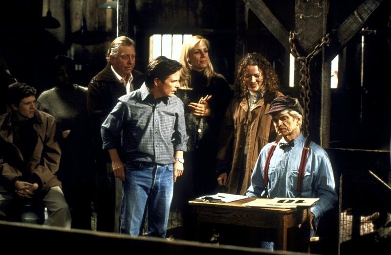 Auf dem Gelände, auf dem die Farmer ihre Erzeugnisse verkaufen, soll ein Kunstzentrum entstehen. Ein Tomatenproduzent namens Stepnowski (John Ellison Conlee, r.) widersetzt sich allerdings den Umzugsplänen. Mike (Michael J. Fox, M.) versucht, ihn zu überzeugen. – Bild: ProSieben Media AG