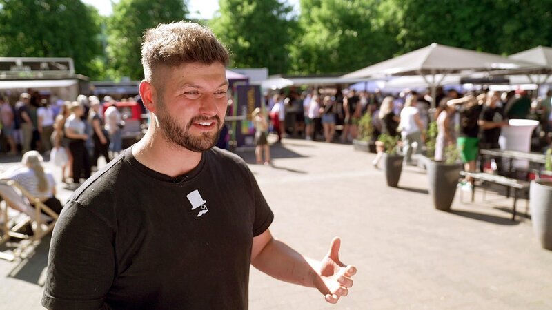 In Kerpen Horrem steht Alexander Schebalkin mächtig unter Strom. Der Imbissbesitzer hat zum großen Street-Food-Festival geladen. Eine große Veranstaltung, die er als Organisator koordiniert. Der Start in den Tag verläuft allerdings etwas holprig. – Bild: RTLZWEI