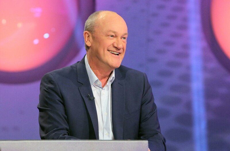 Comedian Bodo Bach ist ein Urgestein beim Wissensquiz „Meister des Alltags“. Die passenden Lösungen findet er mit Logik, Kreativität und einer gehörigen Portion Humor. – Bild: SWR/​Peter A. Schmidt
