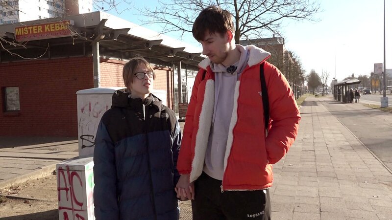 Jasmin und Maik unter Druck: Sie suchen dringend eine neue Wohnung. Neben der verzweifelten Wohnungssuche muss das Ehepaar außerdem dringend ihre Anträge beim Jobcenter erneuern, um Sozialleistungen zu beziehen. – Bild: RTLZWEI