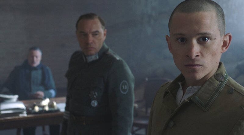 Für Leutnant Rudolf Höß (Joel Basman) ist die Niederlage Deutschlands eine Katastrophe. Er verachtet die junge Weimarer Republik. Gleichgesinnte findet er im Freikorps Roßbach, in dem ehemalige Soldaten das Vaterland auf eigene Faust verteidigen. – Bild: BR/​Looks Film/​SWR/​J. Rehberg