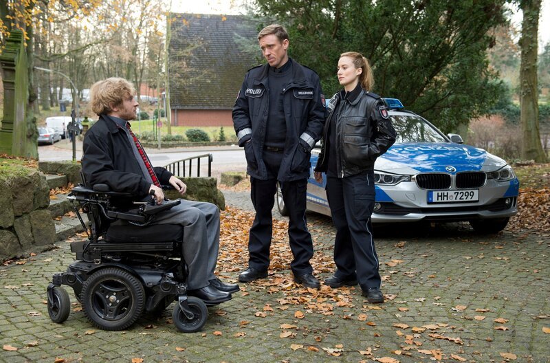 In mehr als 400 Folgen Großstadtrevier sorgte Jan Fedder als Polizeioberkommissar Dirk Matthies für Recht und Ordnung auf dem Kiez – immer mit einem großen Herz für die Schwächeren. Mit zwei ausgewählten Folgen des Großstadtreviers gedenkt das Erste Jan Fedder auf „seinem“ Sendeplatz: „Großstadtrevier: Ausnahmezustand“ (Folge 405) am Montag, 20.01.20 um 18:50 Uhr. Foto: Pfarrer Blohm (Samuel Koch, l.) hat einen Diebstahl aus der Kollekte gemeldet. Doch als Piet Wellbrook (Peter Fieseler, M.) und Nina Sieveking (Wanda Perdelwitz, r.) den Fall aufnehmen wollen, behauptet der Pfarrer, alles sei ein Irrtum gewesen. – Bild: ARD/​Thorsten Jander