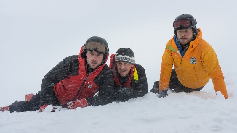 Ein Teammitglied ist in eine Spalte im Eis abgerutscht. Sofort machen sich Simon (Ferdinand Seebacher, l.), Rudi (Michael Pascher, M.) und Markus (Sebastian Ströbel, r.) an die Rettung. – Bild: ZDF und Stephanie Kulbach