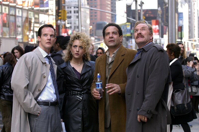 Lt. Randall Disher (Jason Gray-Stanford, l.), Sharona Fleming (Bitty Schram, 2.v.l.) und Captain Leland Stottlemeyer (Ted Levine, r.) begleiten Adrian Monk (Tony Shalhoub, 2.v.r.) nach Manhattan, wo der neue Botschafter Lettlands erschossen wurde … – Bild: Universal Pictures