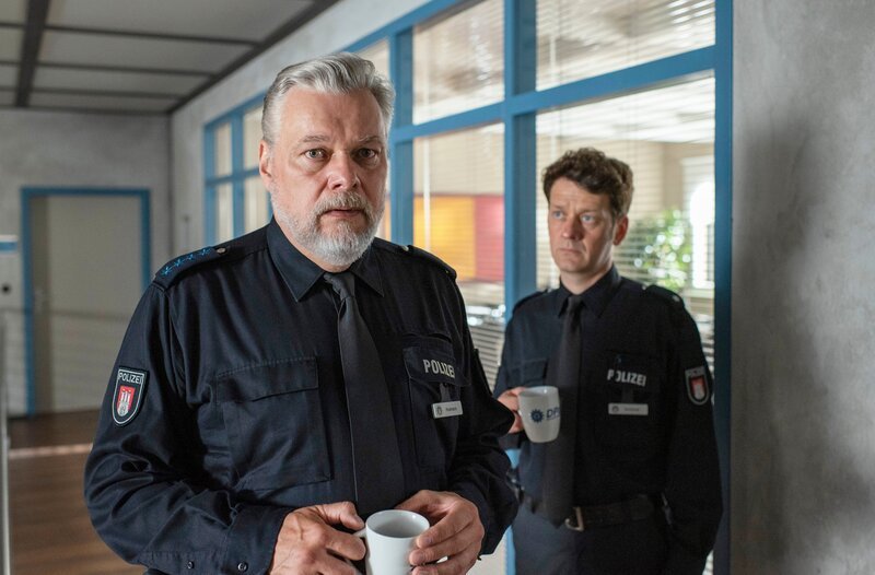 Revierleiterin Frau Küppers hat Helmut Husmann (Torsten Münchow, l.) nahegelegt, in den Ruhestand zu gehen. Diese Idee erschreckt im ersten Moment nicht nur ihn, sondern auch seinen Kollegen Daniel Schirmer (Sven Fricke, r.). – Bild: ARD/​Thorsten Jander