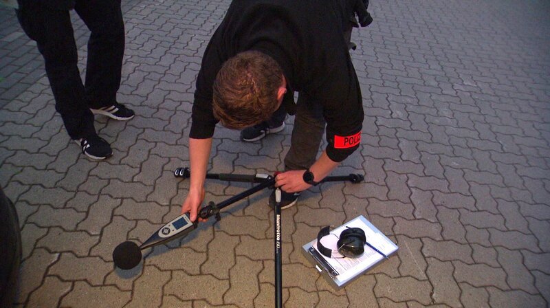 Polizeikommisar Hendrik Vorreiter misst die Lautstärke eine Auspuffanlage. (Weitere Bilder auf Anfrage) – Bild: NDR/​Kamera Zwei/​Lars Wolpert