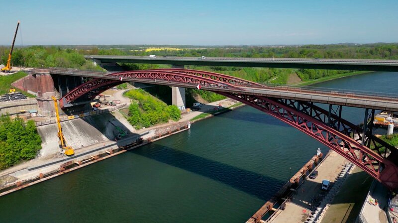 Die 130 Jahre alte Levensauer Hochbrücke verbindet den Nord-Ostsee-Kanal bei Kiel an seiner engsten Stelle. Der Stahl ist müde, an derselben Stelle muss eine neue Brücke gebaut werden. – Bild: NDR