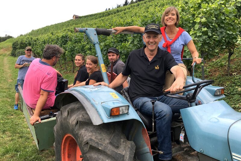 Auf dem Weg in den steilsten Weinberg im Land. 70 Prozent Hangneigung machen die Weinlage „Roter Bur“ einzigartig. – Bild: SWR/​Thomas Hoeth