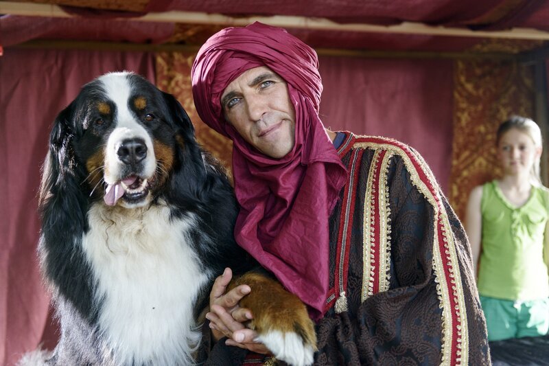 Fritz Fuchs (Guido Hammesfahr) versucht sein Glück als Tuareg. In dieser Verkleidung will er die Bärstädter von einem schweren Fehler abhalten. – Bild: ZDF/​Antje Dittmann