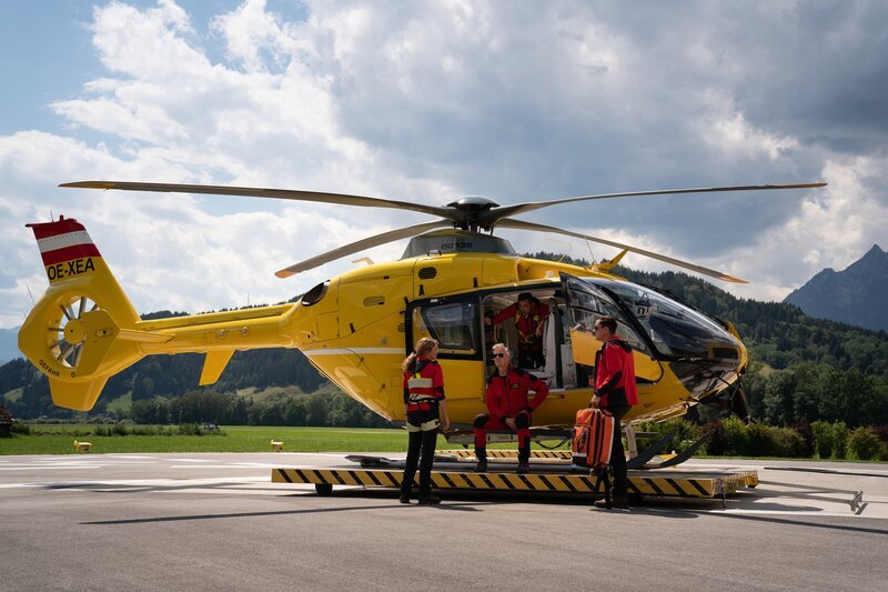 Das Bergretter Team Katharina (Luise Bähr, l.), Michael (Robert Lohr, 2.v.l.), Simon (Ferdinand Seebacher, 2.v.r.) und Rudi (Michael Pascher, r.) bereiten die Suche nach ihrem verschwundenen Kollegen Markus vor. – Bild: ZDF und Stephanie Kulbach