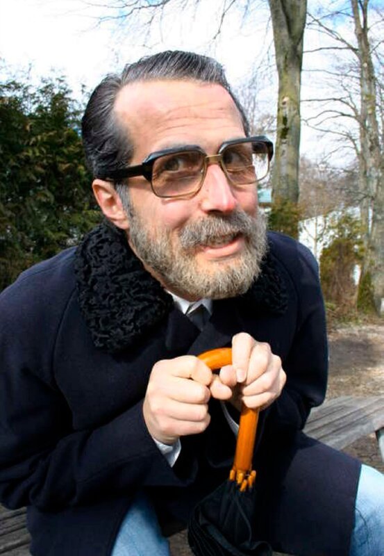 Willi Weitzel möchte wissen, wie man sich als 75-Jähriger fühlt. Aus diesem Grund hat er sich Gewichte angelegt und sich eine Spezialbrille und Ohrenschützer verpassen lassen. – Bild: BR/​megaherz