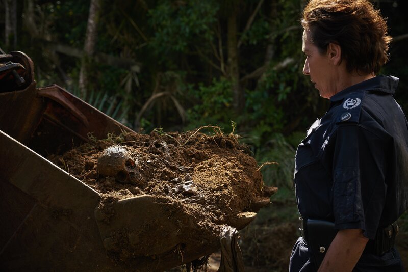 Bei der Räumung der Plantage findet Denise (Alison Bruce, r.) das Skelett eines Kindes. – Bild: Screentime New Zealand Limited /​ ZDF