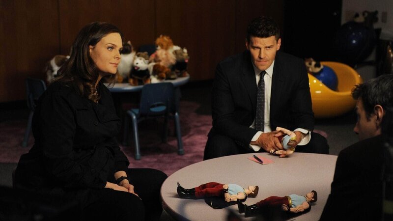 Brennan (Emily Deschanel) und Booth (David Boreanaz) versuchen mehr über die Prinz Charmington-Puppe herauszufinden, die bei der Toten gefunden wurde. – Bild: RTL /​ FOX