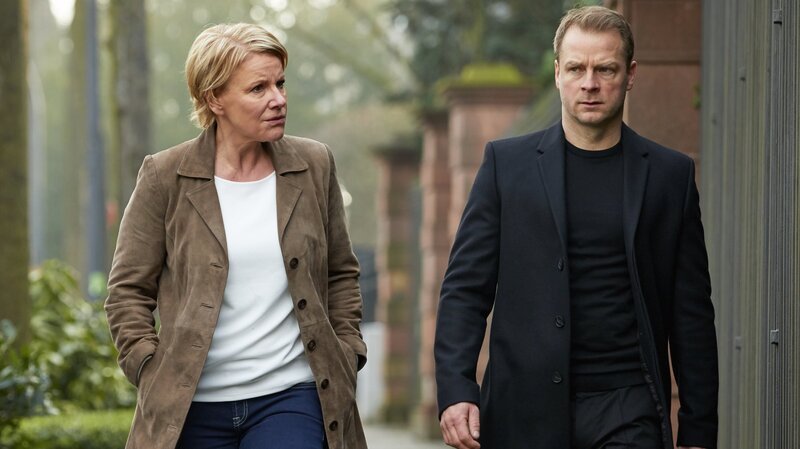 Marie Brand (Mariele Millowitsch) und Simmel (Hinnerk Schönemann) sind auf dem Weg zum Anwesen von Christian Grave, um diesen zu befragen. – Bild: ZDF