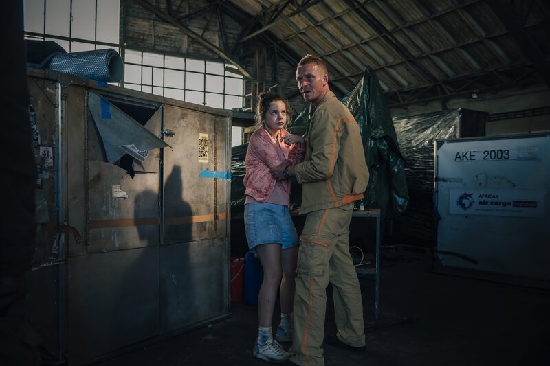 Mark (Jakob Diehl, r.) will Elsa (Paula Hartmann, l.) in einen Container verfrachten, als Robert ihm erzählt, dass eventuell auch eine andere Möglichkeit in Frage kommt. – Bild: Stanislav Honzík /​ ZDF