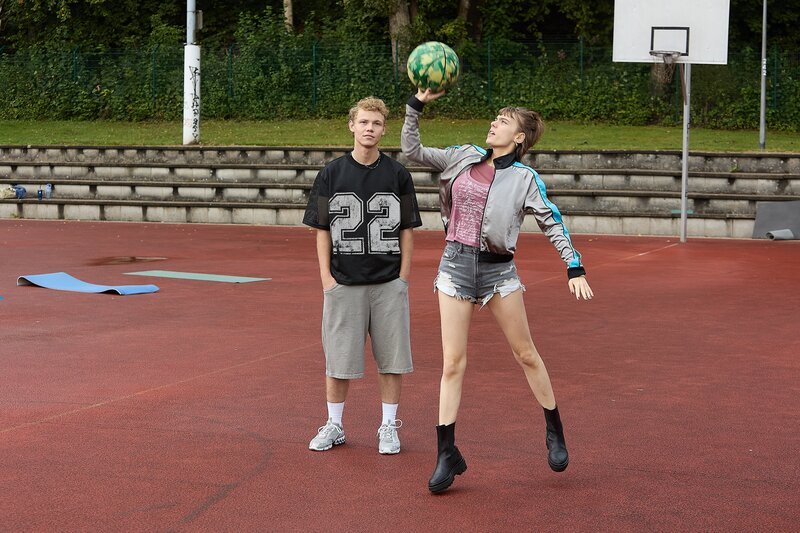 v.l.: Philipp (Jona Levin Nicolai), Charlie (Greta Krämer) – Bild: RTL /​ Kai Schulz