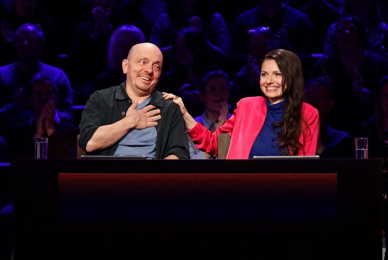 Rateteam-Kapitän Bernhard Hoëcker (l.) mit Schauspielerin Julia Hartmann (r.). – Bild: ARD/​Morris Mac Matzen