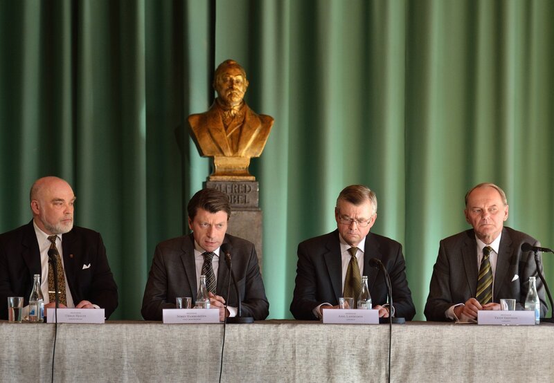 Ernst Ericsson (Björn Granath, rechts) gehört zu einem Untersuchungsausschuss, der die Morde während der Gala zu Ehren der Nobelpreisträger untersuchen soll. – Bild: ARD Degeto/​Yellow Bird/​E. Aavatsmark