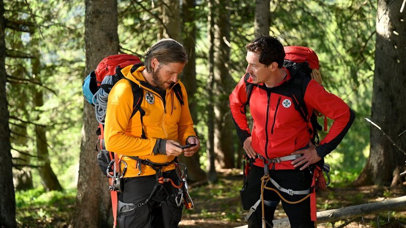 Gemeinsam mit Tobi (Markus Brandl, r.) sucht Markus (Sebastian Ströbel, l.) nach dem Verunglückten. – Bild: ZDF