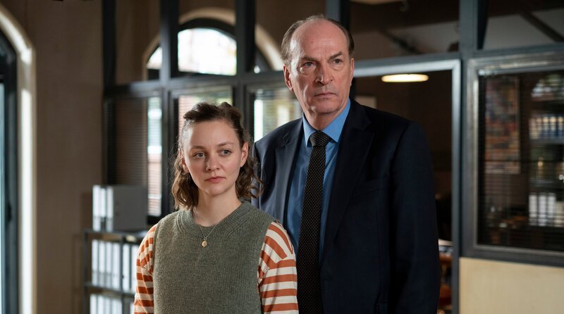 Family Business: Assistentin Charlie (Mathilde Bundschuh, l.) und ihr Vater Markus Gellert (Herbert Knaup, r.). – Bild: ARD/​Georges Pauly
