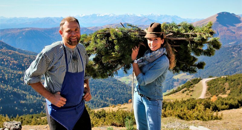 Moderatorin Tamina Kallert (r.) mit Philipp Eschgfeller bei der Latschenkiefer-Ernte im Sarntal. – Bild: Bayerischer Rundfunk /​ BR/​SWR/​WDR/​Alice Tschöke