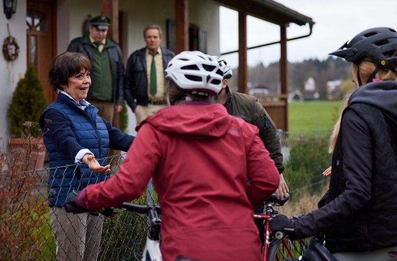 Barbara Schiller (Simone Rethel, l.) erlebt noch einmal einen Moment der Glückseligkeit- „Ihre Fans“ haben sie nicht vergessen (mit Christian Tramitz und Paul Sedlmeir, h.). – Bild: ARD/​Bojan Ritan