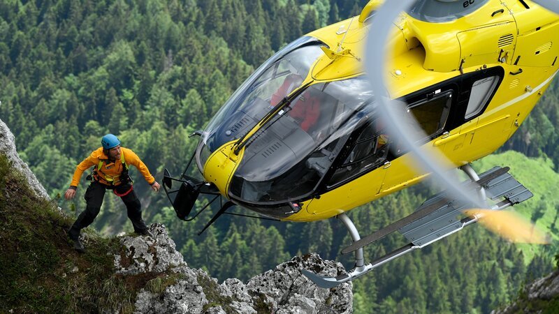 Der Berg ist in Bewegung und Markus (Sebastian Ströbel) droht abzustürzen. – Bild: Barbara Bauriedl /​ ZDF