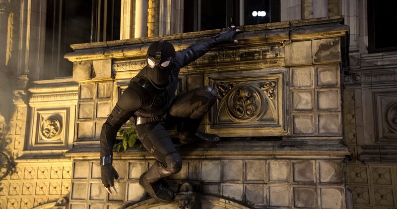 Peter (Tom Holland) alias Spider-Man kämpft in Prag gegen ein wütendes Feuer. – Bild: PLURIMEDIA (Sony Pictures Releasing France /​ Sony Pictures /​ Columbia Pictures /​ Marvel Studios /​ Walt Disney Studios Motion Pictures USA /​ Pascal Pictures)