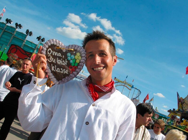 Da gibt es für jeden etwas: Reporter Willi Weitzel ist diesmal auf der Münchner Wiesn unterwegs. – Bild: BR/​megaherz