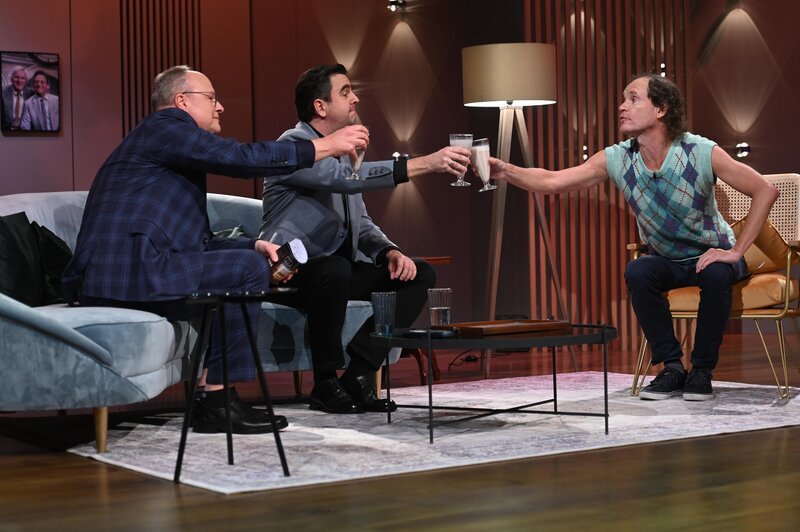 Oliver Welke, Bastian Pastewka und Olaf Schubert (von links) prosten sich mit einem Haps Flip in der Show „Welke & Pastewka – Wiedersehen macht Freude!“ zu. – Bild: Julia Feldhagen /​ ZDF
