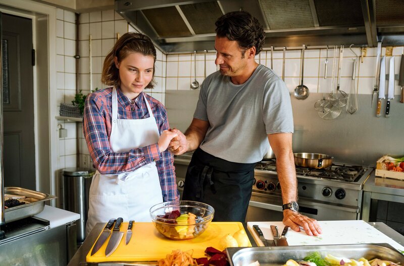 Rufus (Stephan Luca) lernt seine Tochter Mia (Linda Stockfleth) kennen. – Bild: ARD Degeto/​Martin Rottenkolber