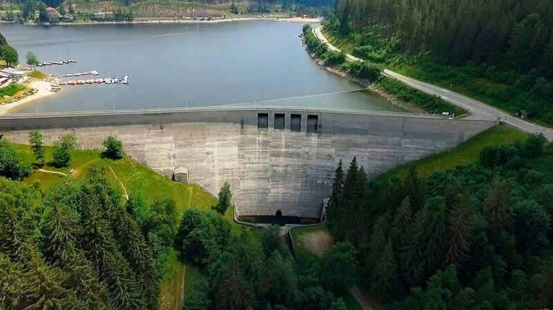 Energie aus Wasserkraft seit 90 Jahren – der Schluchsee im Schwarzwald. – Bild: SWR