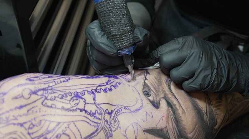 Weiche Übergänge und feine Details sind die Kunst bei realistischen Tattoos. – Bild: NDR/DHF Media GmbH Weiche Übergänge und feine Details sind die Kunst bei realistischen Tattoos. – Bild: NDR/DHF Media GmbH