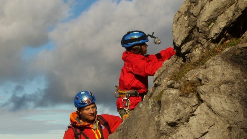 Anja darf zusammen mit Ecke eine Gruppe am Nebelhorn führen, es wird geklettert und abgeseilt und sie lernt verschiedene Knoten und Halterungen kennen. – Bild: MDR/​Kinderfilm GmbH