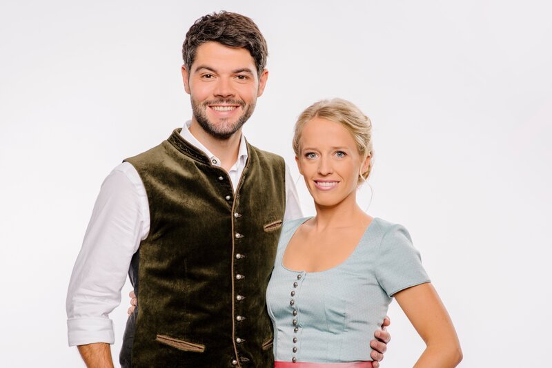 Das neue Moderatoren-Team von "O'zapft is!": Andi Christl und Susanne Wiesner. – Bild: Marco Nagel /​ BR, westlicht.studio /​ BR/​westlicht.studio/​Marco Nagel