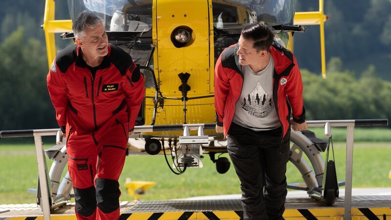 Wenn es um den Rettungshubschrauber geht, sind Michael (Robert Lohr, l.) und Rudi (Michael Pascher, r.) ein eingespieltes Team. – Bild: ZDF