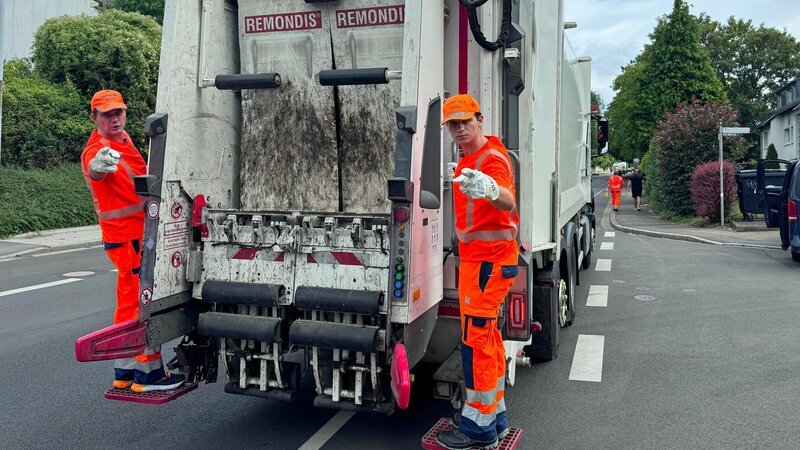 Müllabfuhr in Leverkusen. Lutz van der Horst (l.) und Fabian Köster (r.) packen richtig mit an. – Bild: ZDF