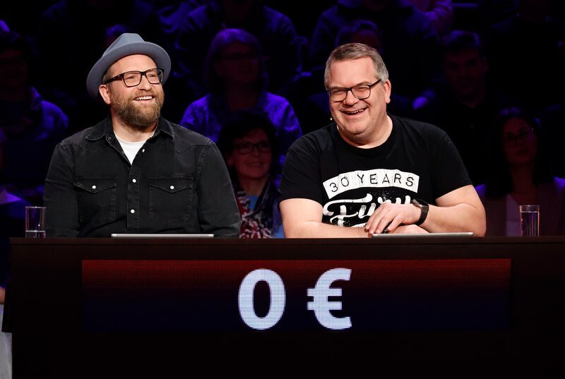 Rateteam-Kapitän Elton (r.) mit dem Musiker Gregor Meyle (l.). – Bild: ARD/​Morris Mac Matzen