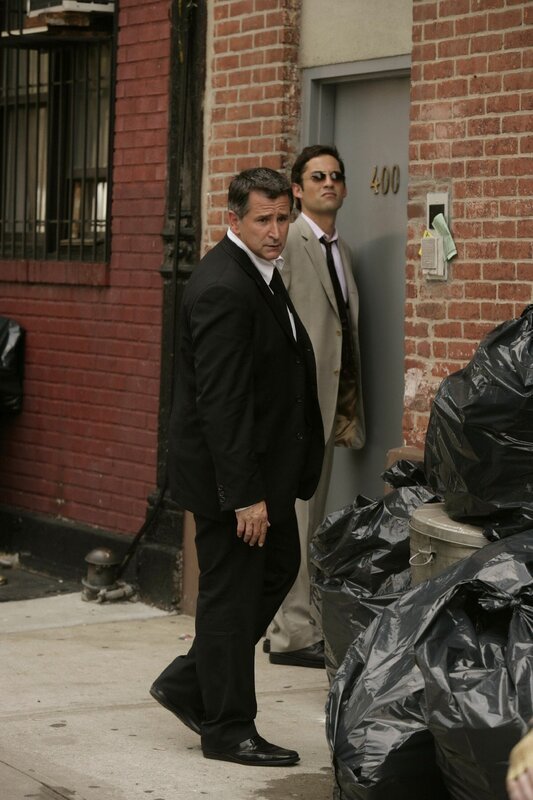 Jack Malone (Anthony LaPaglia) und Danny Taylor (Enrique Murciano). – Bild: RTL /​ Warner Bros. Entertainment, Inc.