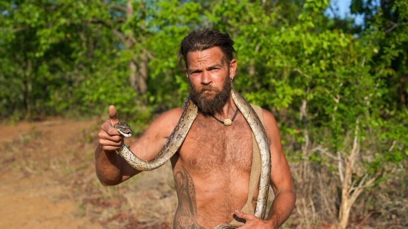 Steven holding a snake around his shoulders. – Bild: Warner Bros. Discovery