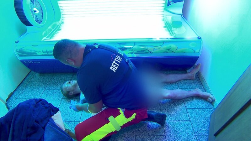 Ein Kunde im Sonnenstudio ruft verzweifelt um Hilfe. Warum zeigt der Inhaber keinerlei Reaktion? – Bild: RTLZWEI