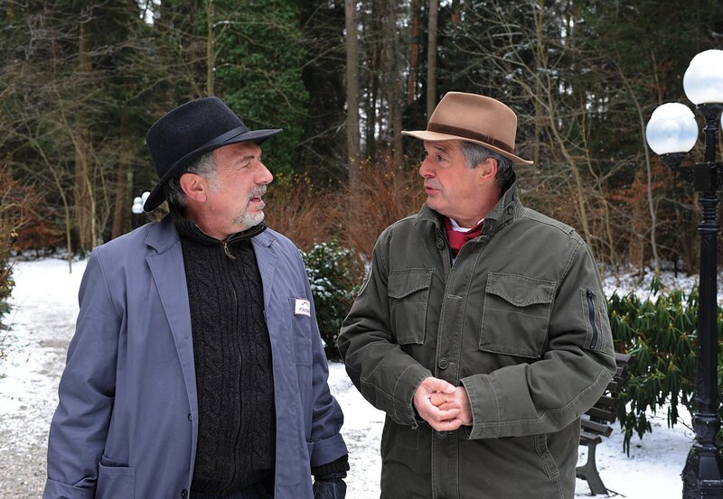 Julius (Michele Oliveri, l.) hält nicht viel von Andrés (Joachim Lätsch, r.) Ideen für seinen zweiten Romanteil. – Bild: ARD/​Ann Paur