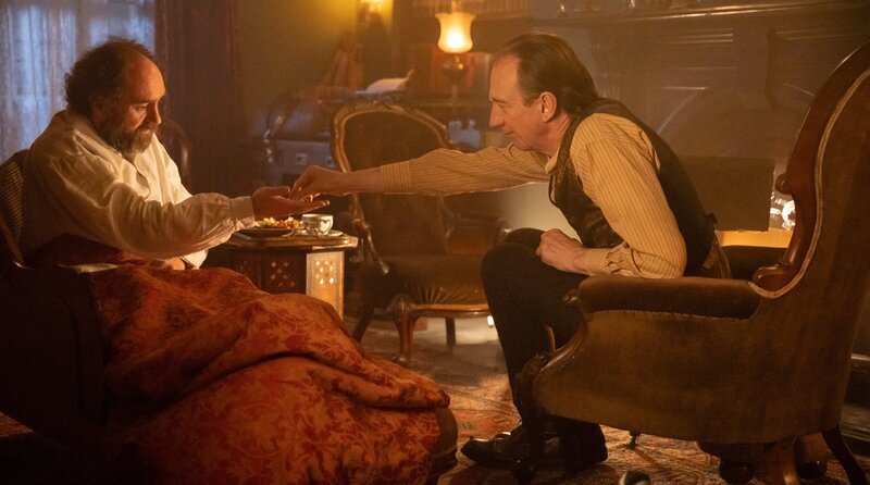 Dr. Watson (Seán Duggan, l.) und Sherlock Holmes (David Thewlis, r.) – Bild: WDR/​Albion Television Ltd
