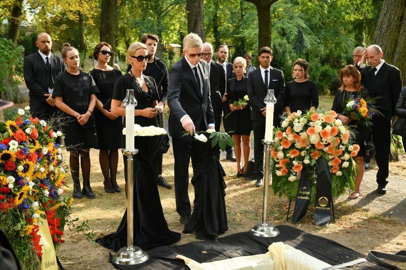Bea (Niki Finger, l.) und Olaf Brock (Thomas Morris, r.) trauern bei der Beerdigung um den verstorbenen Unternehmer. Doch heimlich hoffen sie, von seinem Tod profitieren zu können … – Bild: SAT.1 /​ Claudius Pflug Eigenproduktionsbild frei