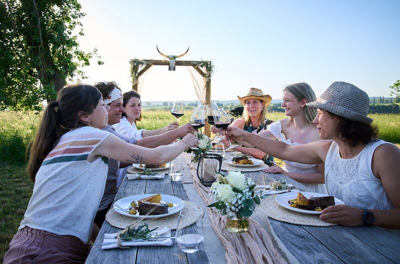 SWR LECKER AUFS LAND, „Zu Gast bei Paula Altner im Landkreis Rottweil“. Die Landfrauen stoßen gemeinsam beim Dinner an und genießen das Essen. v.li.: Anna Turonok, Sarah Schreiber, Judith Wohlfarth, Katrin Humpfer, Paula Altner, Myriam Sehringer – Bild: SWR/​Michela Morosini