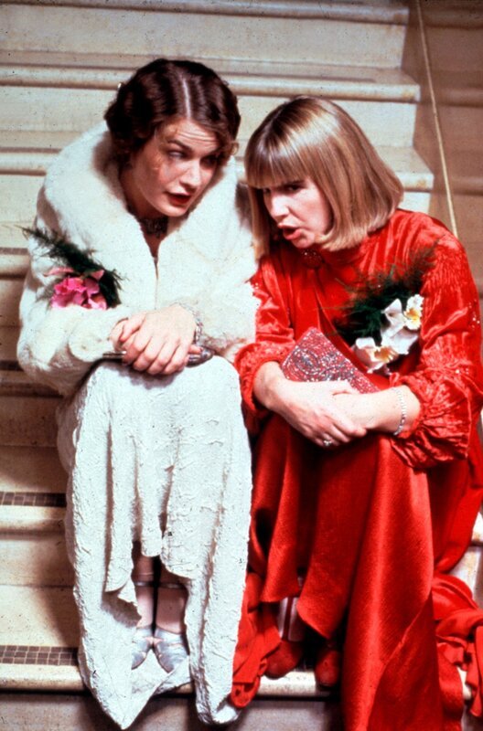 Mildred (Amanda Elwes) und Mrs. Grant (Josie Lawrence) unterhalten sie auf der Treppe. – Bild: WDR/​ITV plc (Granada International)