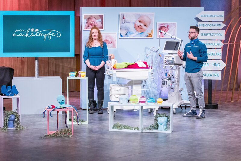 Jennifer und Oliver Tlusteck präsentieren mit meinmaikämpfer Sonderbekleidung für Frühgeborene. Sie erhoffen sich ein Investment von 120.000 Euro für 20 Prozent der Firmenanteile. – Bild: RTL /​ Bernd-Michael Maurer